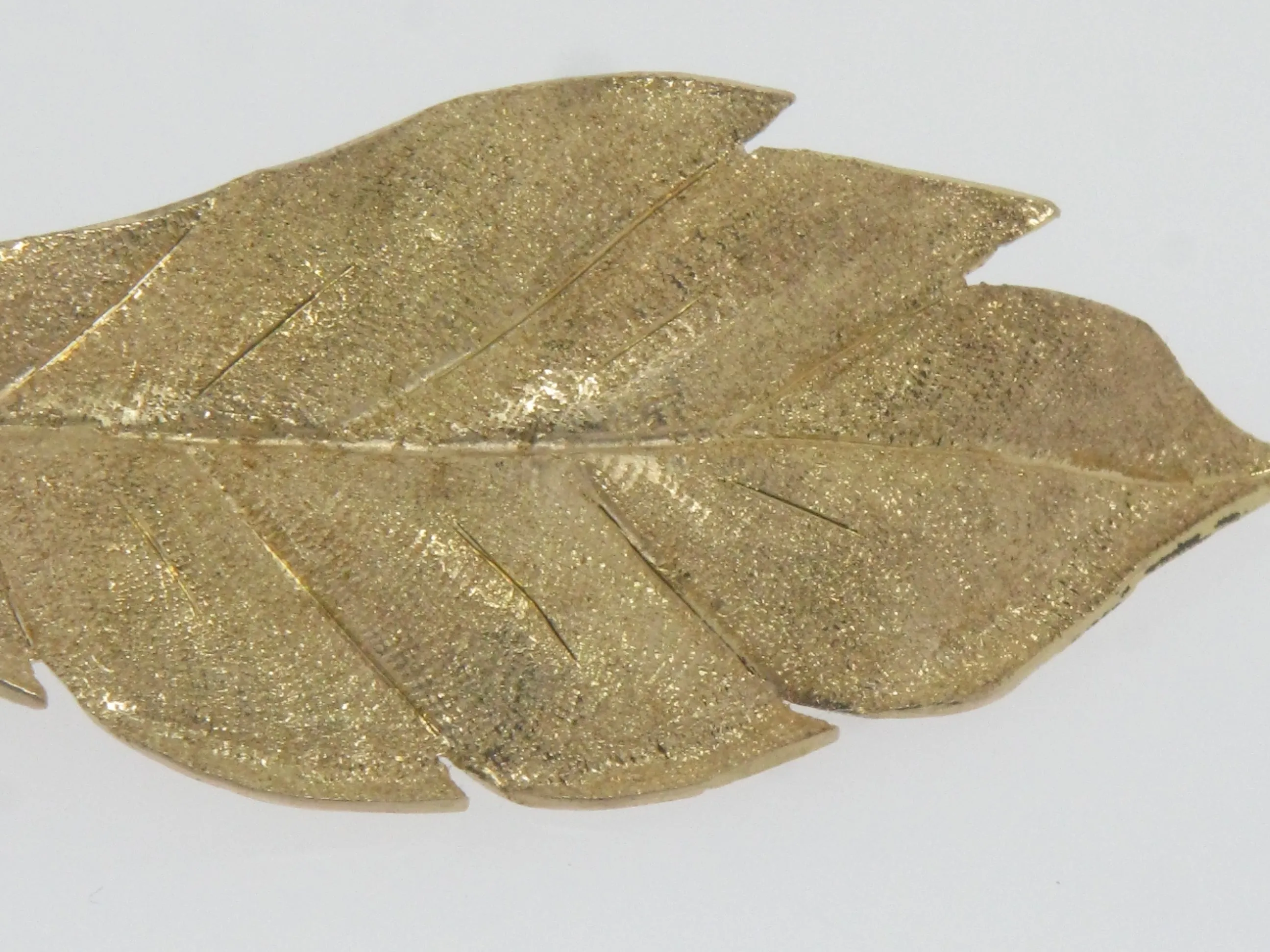 18K Yellow Gold Hand Engraved Florentine Finish Leaf Pin/Brooch (Estate Jewelry)