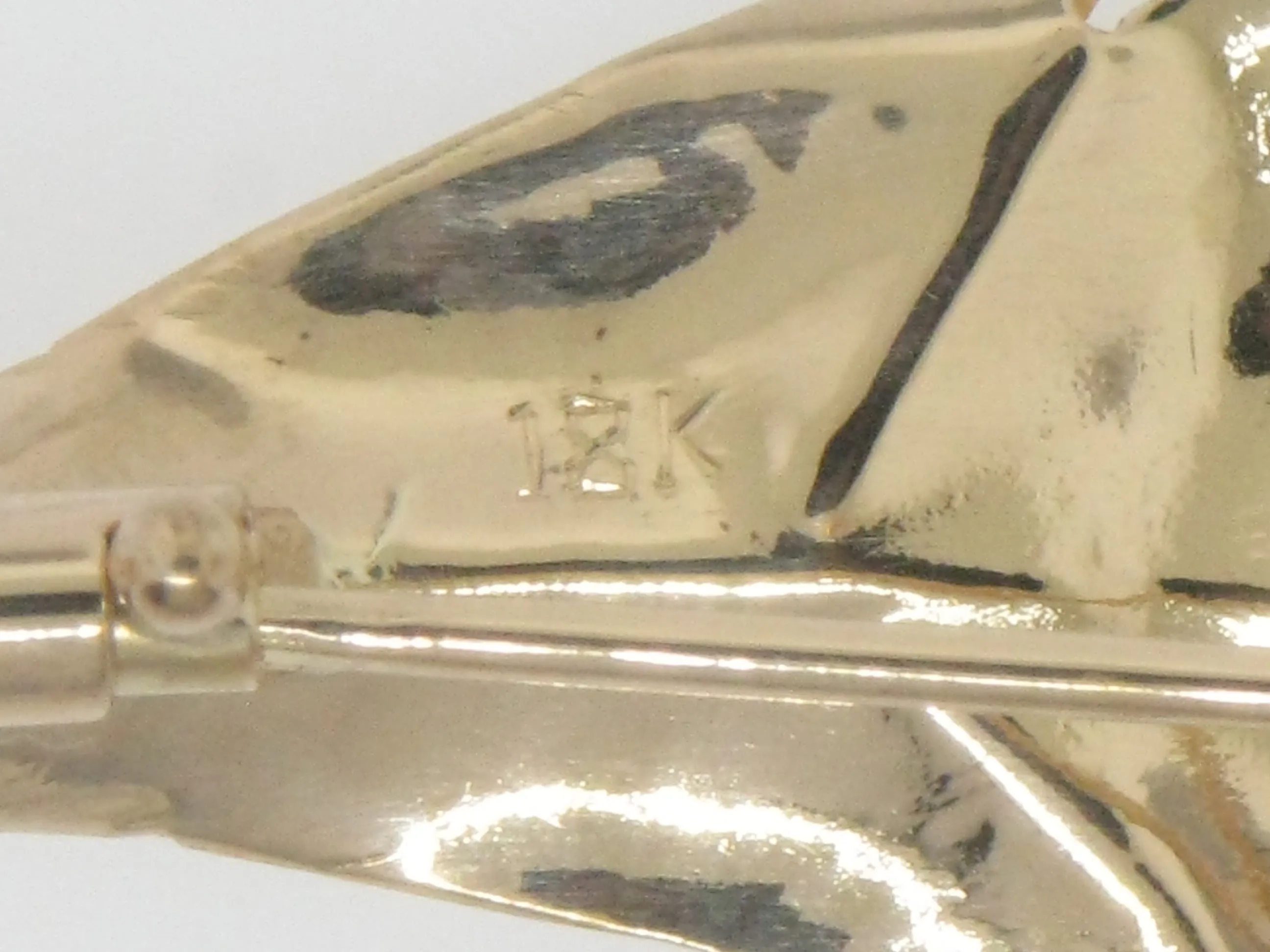 18K Yellow Gold Hand Engraved Florentine Finish Leaf Pin/Brooch (Estate Jewelry)