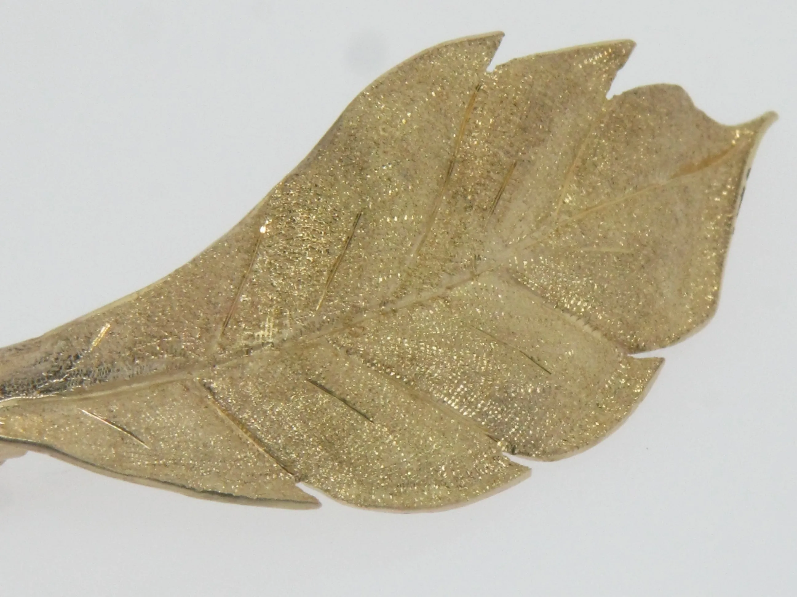 18K Yellow Gold Hand Engraved Florentine Finish Leaf Pin/Brooch (Estate Jewelry)