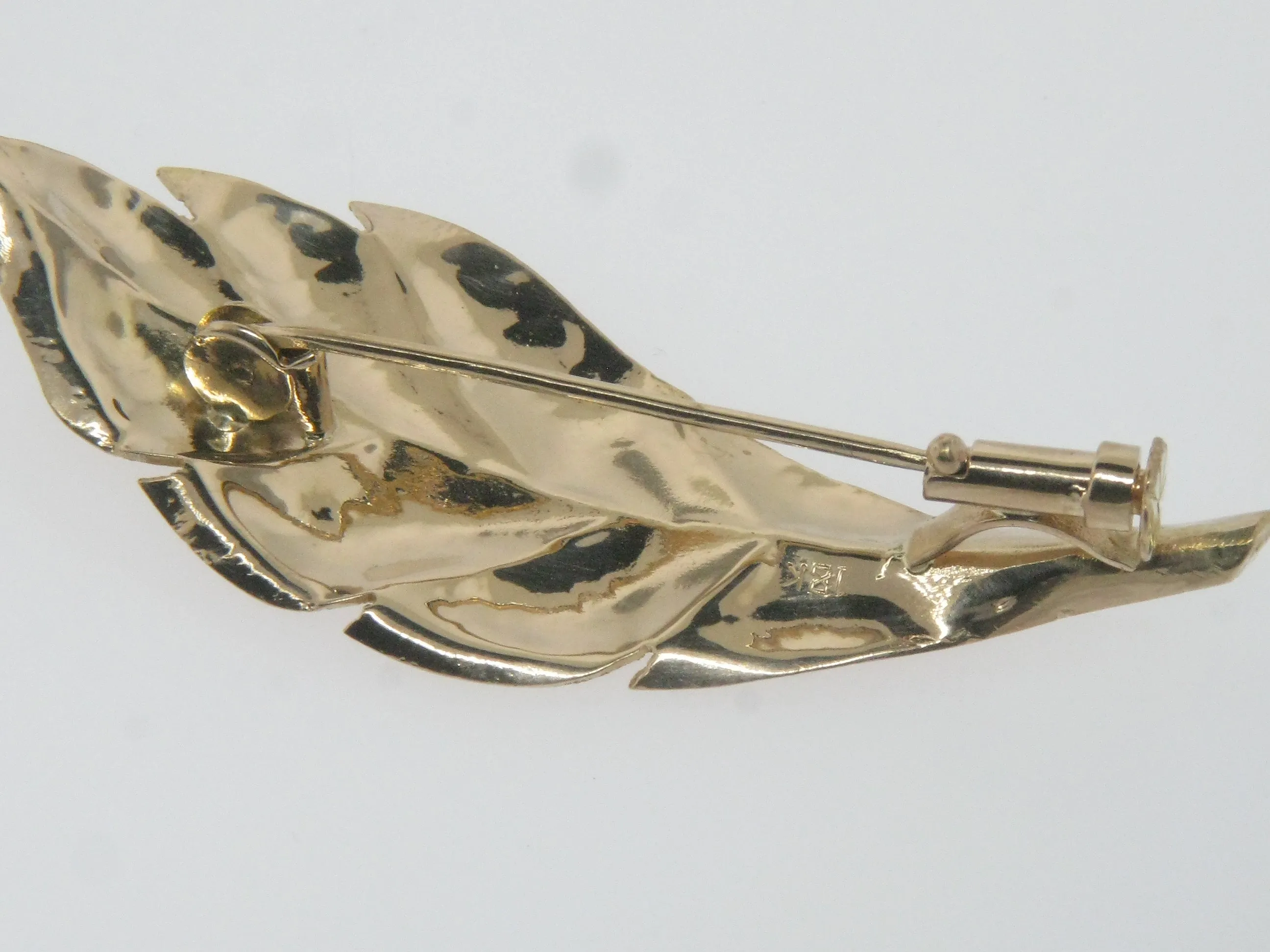 18K Yellow Gold Hand Engraved Florentine Finish Leaf Pin/Brooch (Estate Jewelry)
