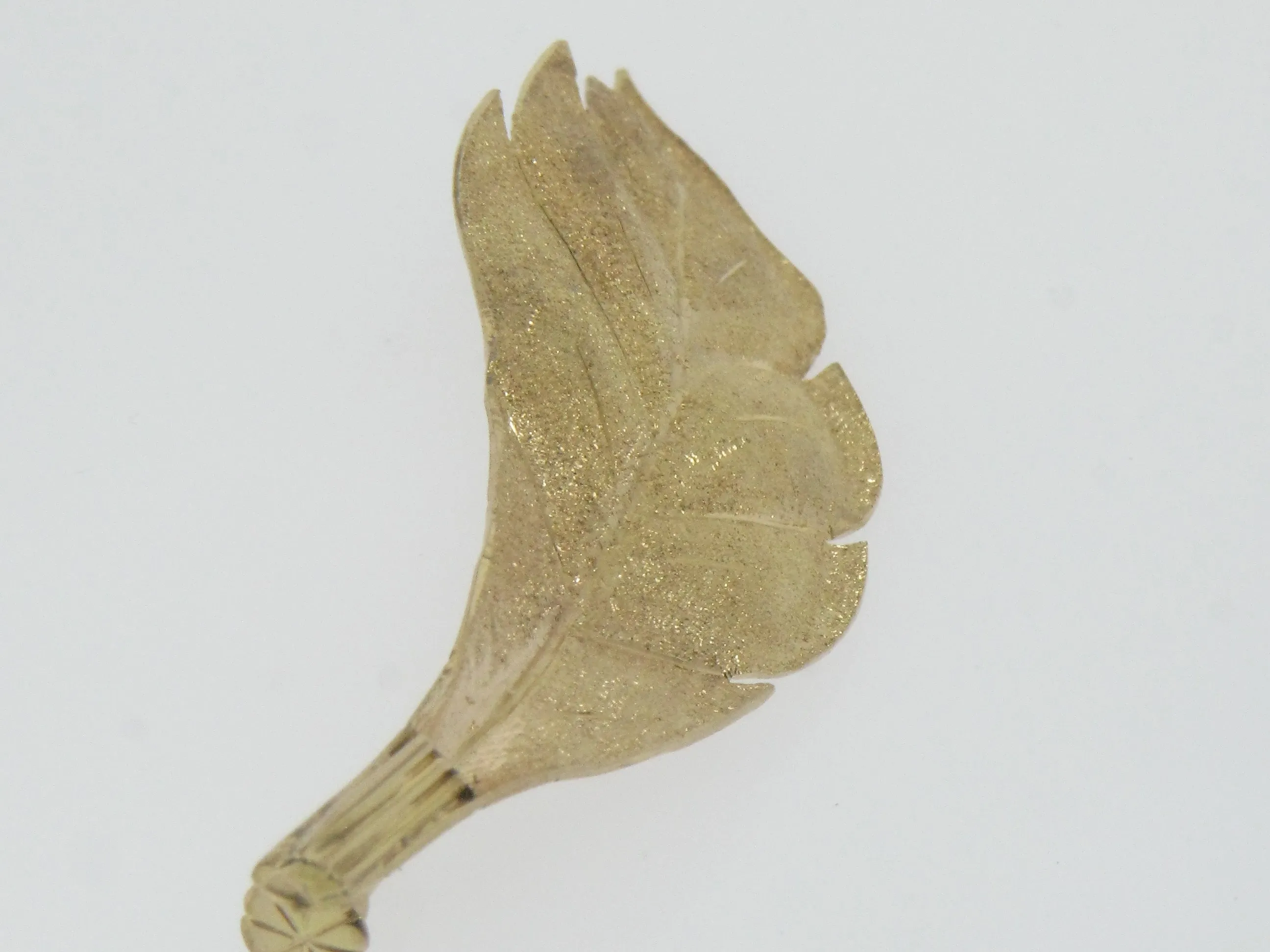 18K Yellow Gold Hand Engraved Florentine Finish Leaf Pin/Brooch (Estate Jewelry)