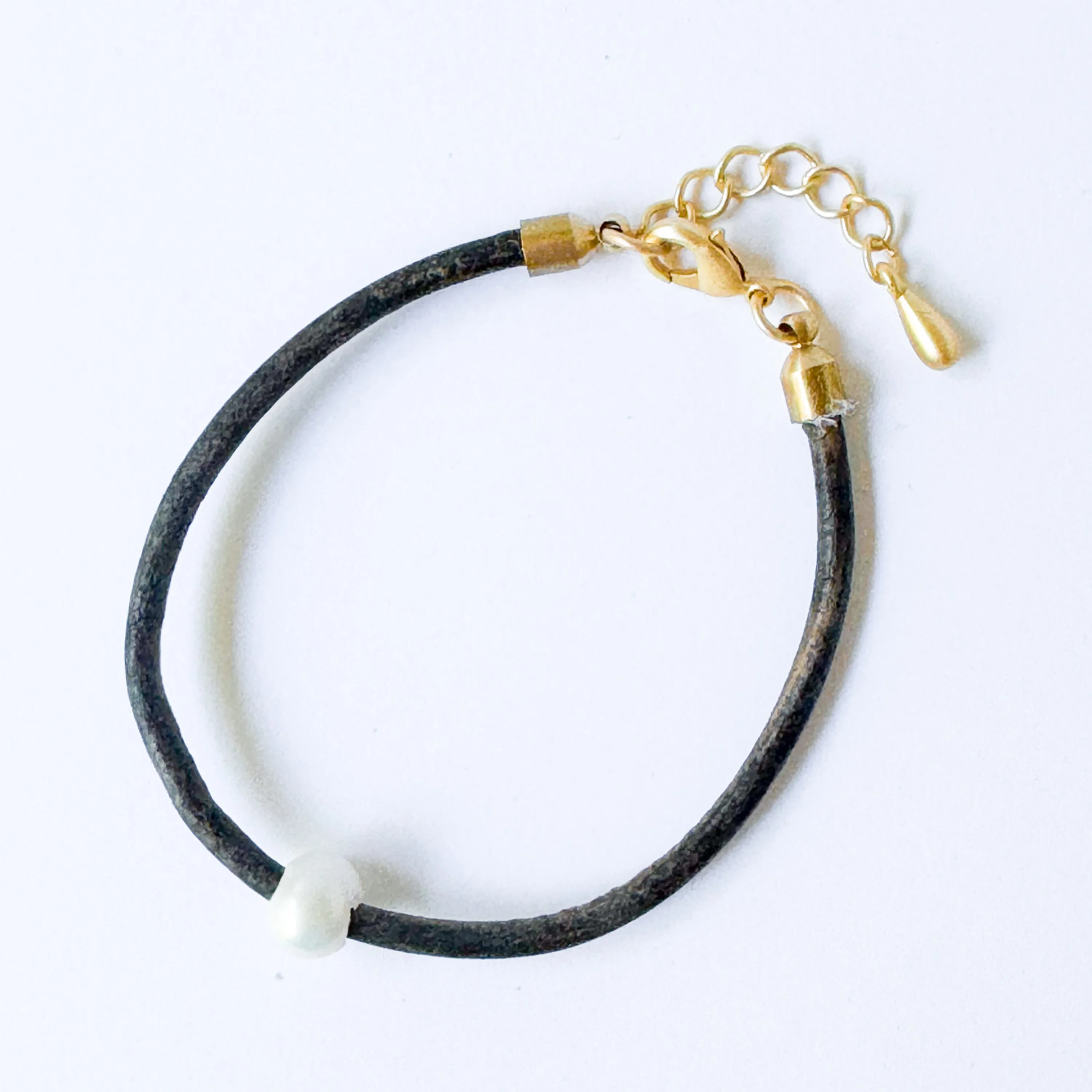 Thin Adjustable Leather and Pearl Bracelet