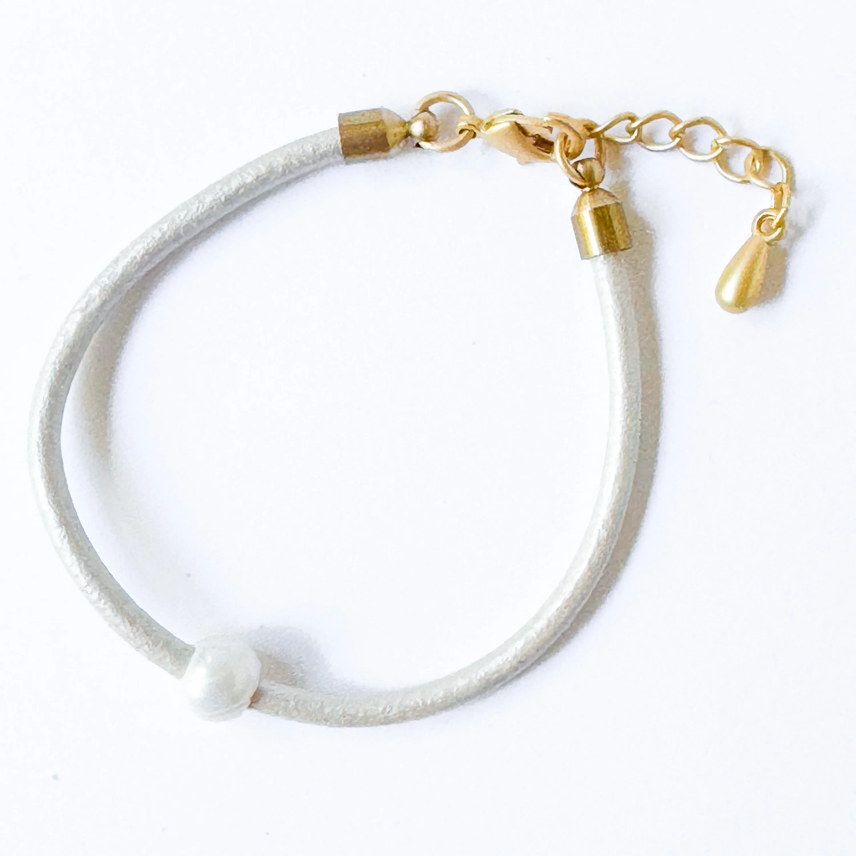 Thin Adjustable Leather and Pearl Bracelet