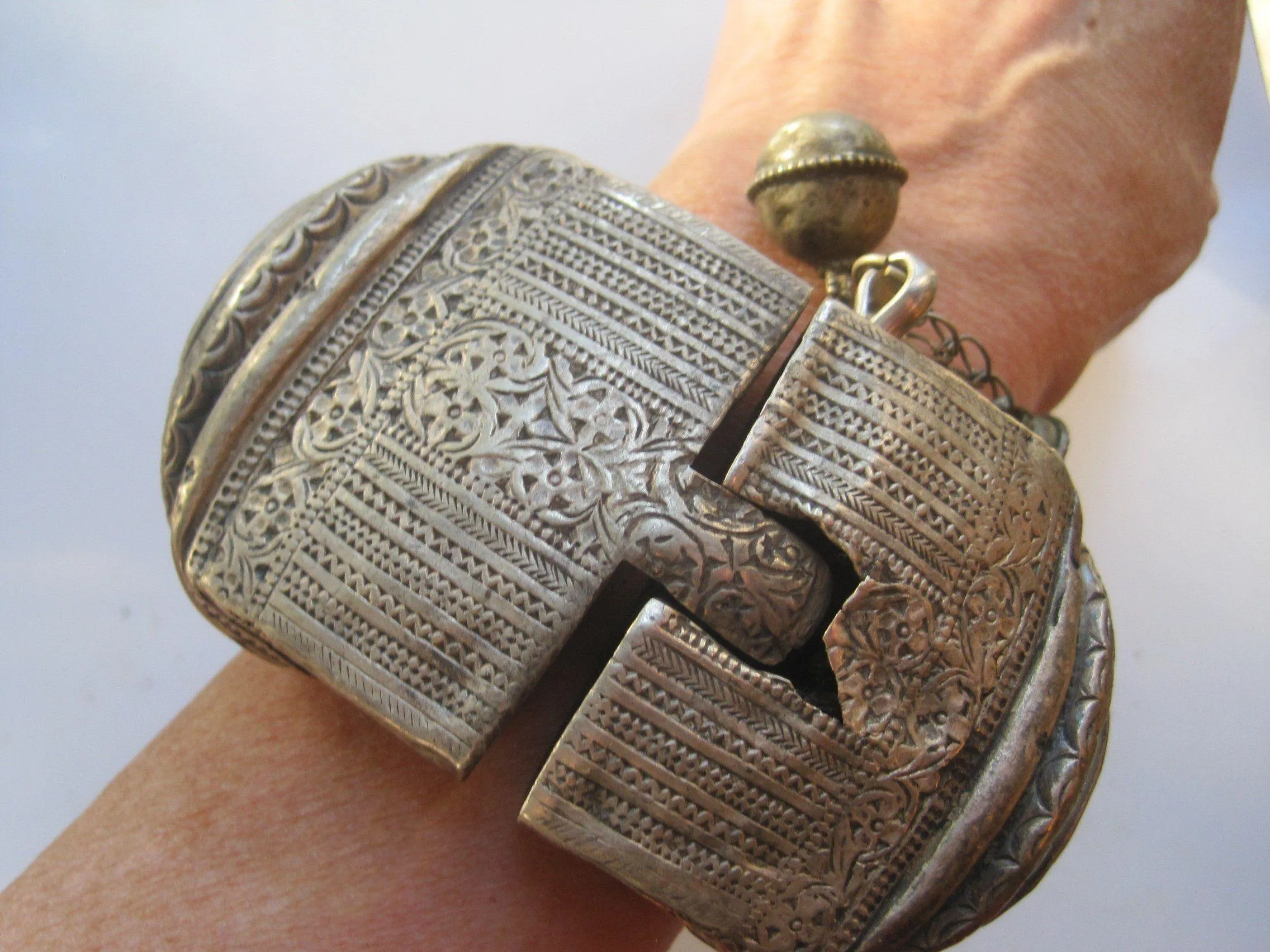 Vintage Silver Omani Rigid Foot Bracelet from Nizwa Oman with Defects
